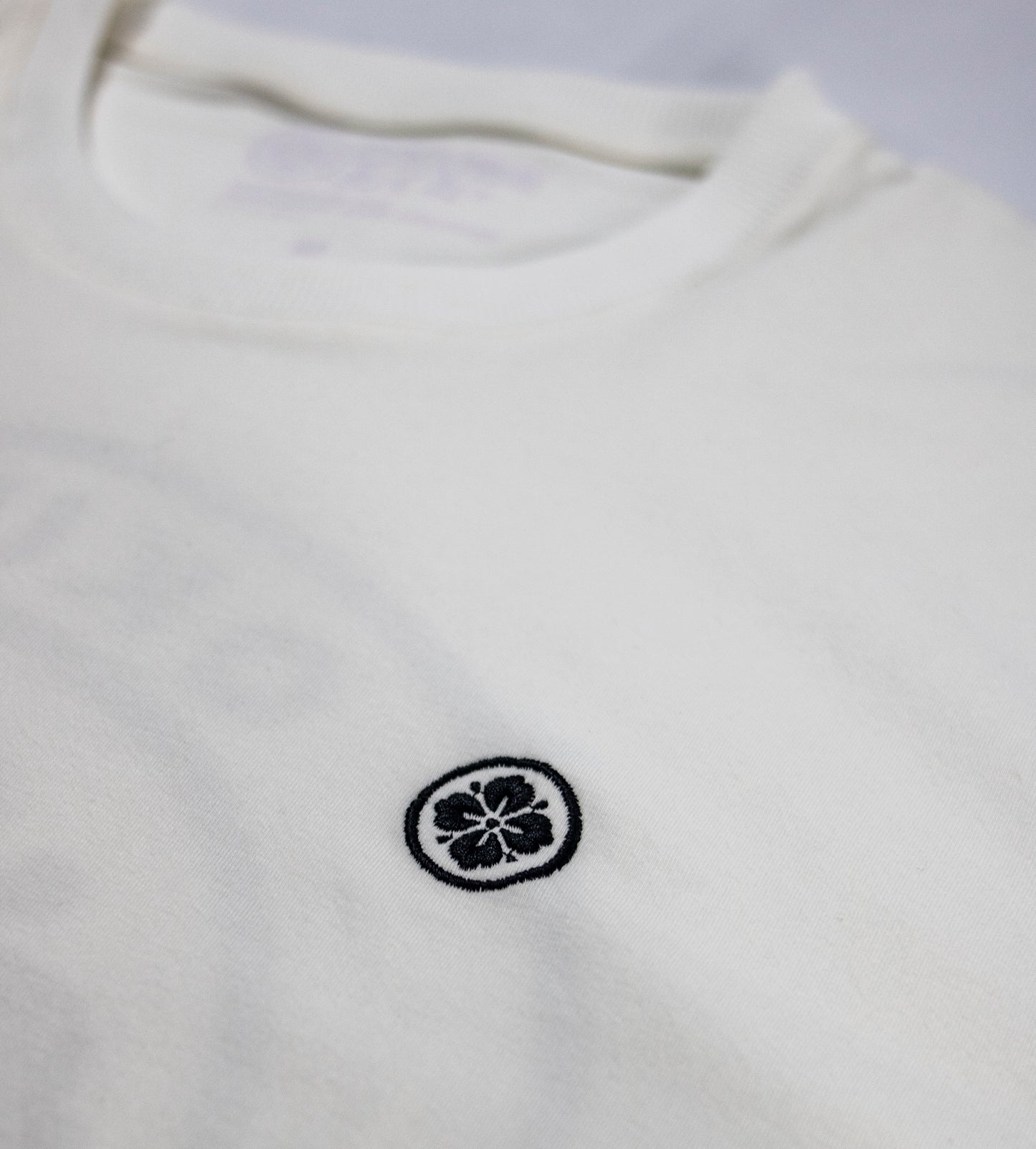 Camiseta Okure Kamon 家紋 Blanco Químico.