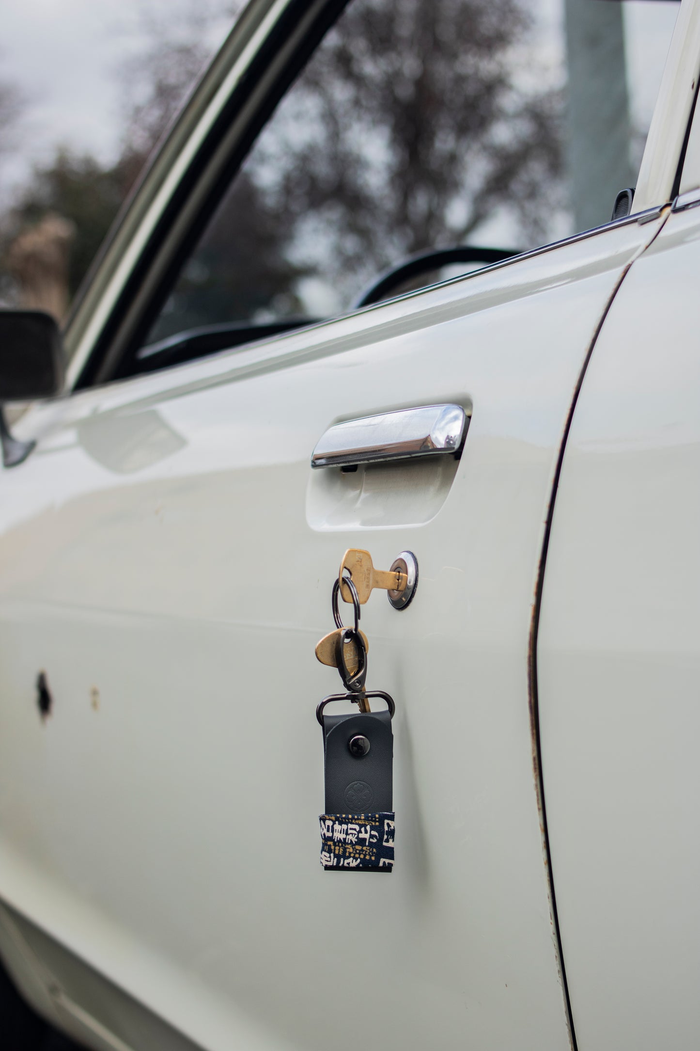 Llavero Kurai shinbun 暗い新聞